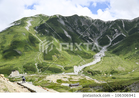 室堂平、立山的風景、立山黑部阿爾卑斯山路線、休閒、旅行、旅遊勝地、風景名勝、絕佳的景色、夏天、室堂、自然 室堂平、立山的風景、立山黑部阿爾卑斯山路線、休閒、旅行、旅遊勝地、風景名勝、絕佳的景色、夏天、室堂、自然 106306941