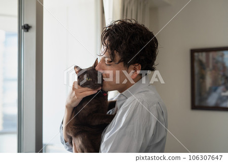主人親吻寵物貓 106307647