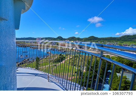 從千葉縣南房總市白濱野島崎燈塔展望台看到的北側（野島漁港、野島崎公園西停車場等） 106307793