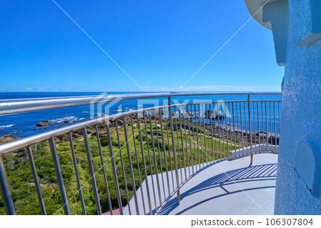 從千葉縣南房總市白濱野島崎燈塔的展望台看到的南側景色(可以看到日出、日落、太平洋等的長椅) 從千葉縣南房總市白濱野島崎燈塔的展望台看到的南側景色(可以看到日出、日落、太平洋等的長椅) 106307804