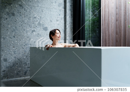 半沐浴的女人 106307835
