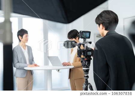 拍攝女經理視頻的創作者 106307838