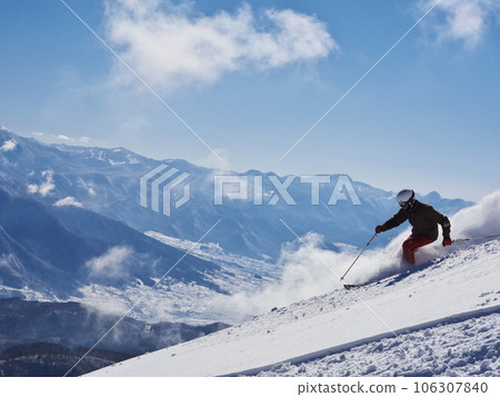 冬季的斑尾高原滑雪場 滑雪者在未壓實的上部巨型滑雪道上滑雪 冬季的斑尾高原滑雪場 滑雪者在未壓實的上部巨型滑雪道上滑雪 106307840