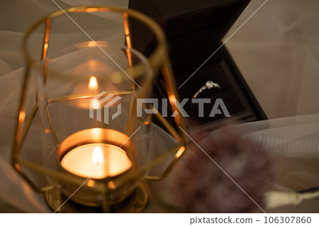 訂婚戒指和蠟燭訂婚戒指 訂婚戒指和蠟燭訂婚戒指 106307860