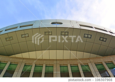 藍天倒映的東京都廳舍 106307908