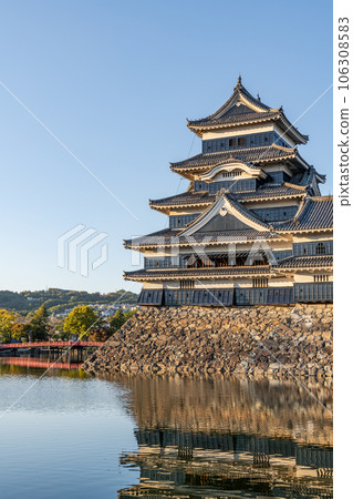 長野縣松本市 國寶松本城被夕陽染紅（傍晚景） 106308583