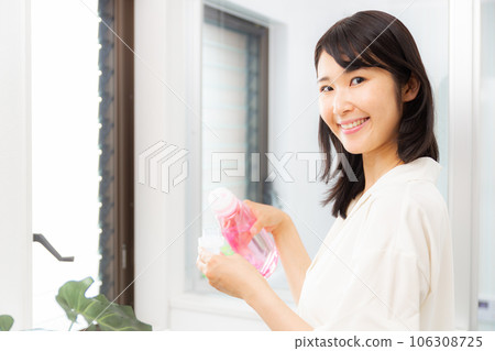 洗衣服的女人 106308725