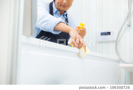Main husband cleaning the bath Main husband cleaning the bath 106308726