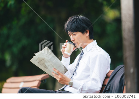 公園裡看報紙的男人 公園裡看報紙的男人 106308741