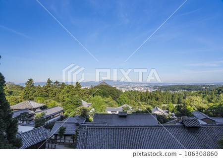 從東大寺二月堂看奈良街道的晨景 從東大寺二月堂看奈良街道的晨景 106308860