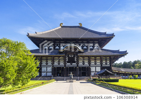 東大寺大佛殿(近堂)在藍天的映襯下熠熠生輝 東大寺大佛殿(近堂)在藍天的映襯下熠熠生輝 106308914
