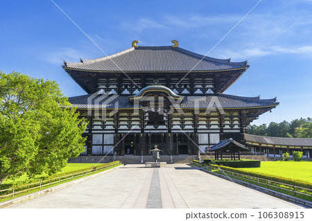 東大寺大佛殿（近堂）在藍天的映襯下熠熠生輝 106308915