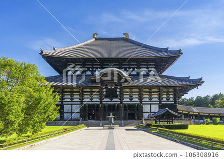 Todaiji Great Buddha Hall (Kondo) shining against the blue sky Todaiji Great Buddha Hall (Kondo) shining against the blue sky 106308916