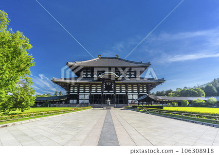 Todaiji Great Buddha Hall (Kondo) shining against the blue sky 106308918