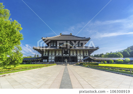 Todaiji Great Buddha Hall (Kondo) shining against the blue sky Todaiji Great Buddha Hall (Kondo) shining against the blue sky 106308919