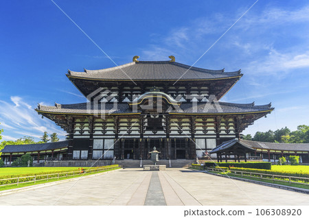 東大寺大佛殿（近堂）在藍天的映襯下熠熠生輝 106308920