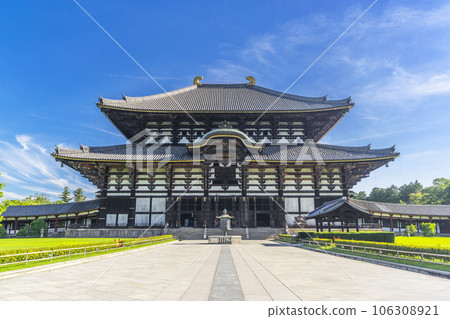 Todaiji Great Buddha Hall (Kondo) shining against the blue sky Todaiji Great Buddha Hall (Kondo) shining against the blue sky 106308921