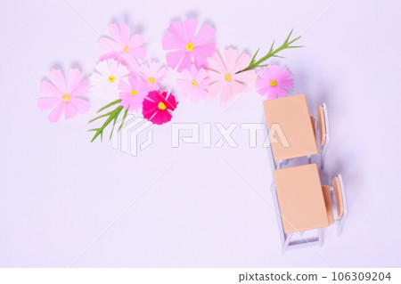秋天的教室形象課桌和波斯菊花 8 106309204
