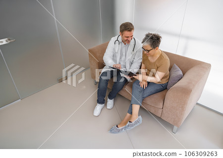 Doctor explaining x-ray result for female patient in hospital office. Healthcare concept 106309263