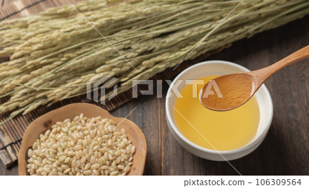 Rice oil Image | Rice oil, brown rice and ears of rice Rice oil Image | Rice oil, brown rice and ears of rice 106309564