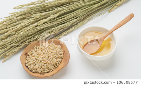 米油圖片 | 米油、糙米和稻穗 米油圖片 | 米油、糙米和稻穗 106309577