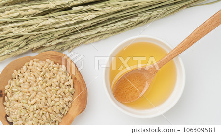 Rice oil Image | Rice oil, brown rice and ears of rice 106309581
