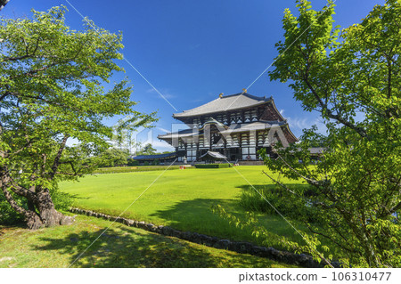 Todaiji Great Buddha Hall (Kondo) shining against the blue sky Todaiji Great Buddha Hall (Kondo) shining against the blue sky 106310477