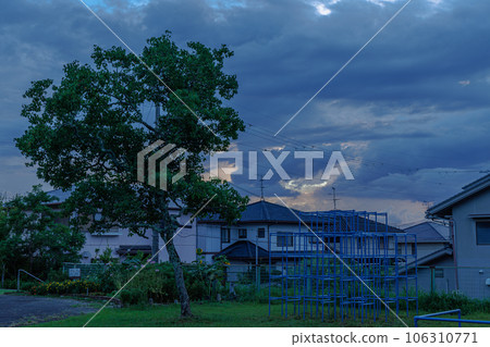 Summer 2023 In a park in Nara city, the sunset and the trees in the park can be seen slightly through the clouds 106310771