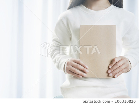 孩子展示一本書的封面 106310826