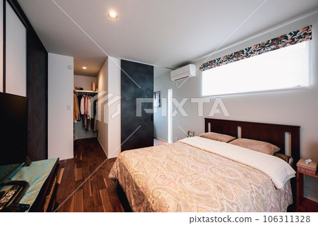 couple's bedroom space 106311328