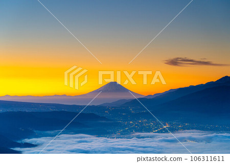 [Mt. Fuji material] Mt. Fuji at dawn and the sea of clouds of Lake Suwa seen from Takabocchi Highland in autumn [Nagano Prefecture] 106311611