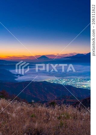 [Mt. Fuji material] Mt. Fuji at dawn and the sea of clouds of Lake Suwa seen from Takabocchi Highland in autumn [Nagano Prefecture] 106311622