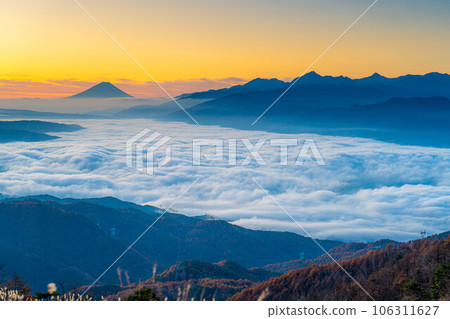 [Mt. Fuji material] Mt. Fuji at dawn and the sea of clouds of Lake Suwa seen from Takabocchi Highland in autumn [Nagano Prefecture] 106311627