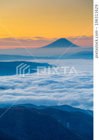 [Mt. Fuji material] Mt. Fuji at dawn and the sea of clouds of Lake Suwa seen from Takabocchi Highland in autumn [Nagano Prefecture] 106311629