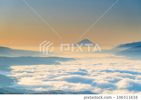 [Mt. Fuji material] Mt. Fuji at dawn and the sea of clouds of Lake Suwa seen from Takabocchi Highland in autumn [Nagano Prefecture] 106311638