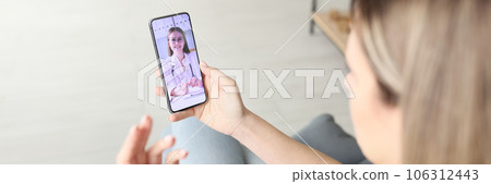 The woman speaks of a video with a doctor, a closeup 106312443