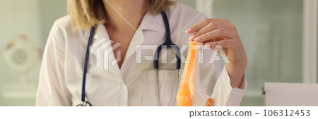 The orthopedist shows the model knee and tendon 106312453