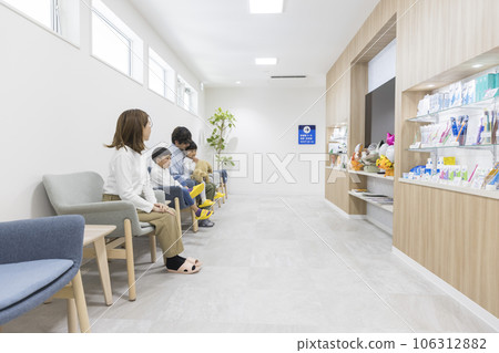 Parents and children waiting in the dentist's waiting room 106312882