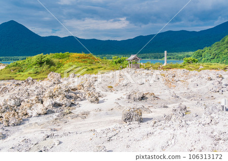 (青森縣)夏季的恐山菩提寺荒涼的散步道 (青森縣)夏季的恐山菩提寺荒涼的散步道 106313172