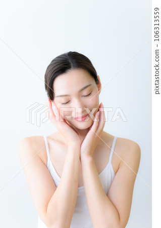 A beautiful woman with a feeling of bare skin that is easy to use in the image of esthetics and beauty Close your eyes Vertical A beautiful woman with a feeling of bare skin that is easy to use in the image of esthetics and beauty Close your eyes Vertical 106313559