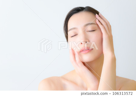 A beautiful woman with a feeling of bare skin that is easy to use for images such as esthetics and beauty Close your eyes A beautiful woman with a feeling of bare skin that is easy to use for images such as esthetics and beauty Close your eyes 106313572