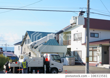 Construction of communication lines with aerial work platform 106313581