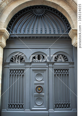 Entrance of a classic house in Bordeaux France Entrance of a classic house in Bordeaux France 106314035