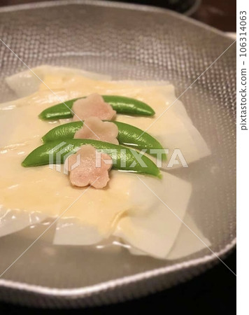 An elegant hot pot of yuba and tofu 106314063