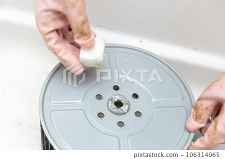 Housewife's hand cleaning the range hood 106314065