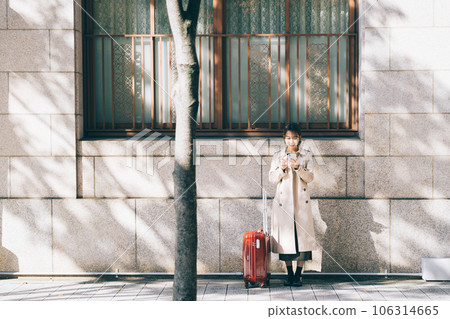 旅行時使用智能手機的女性 106314665