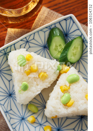 Corn and edamame rice balls 106314732