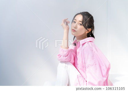 年輕女性的美麗 106315105