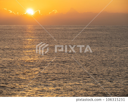 日落的天空和平靜的大海(太平洋)。夏季(8月)從高知縣室戶市海岸出發。 日落的天空和平靜的大海(太平洋)。夏季(8月)從高知縣室戶市海岸出發。 106315231
