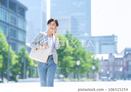 Young business woman in office casual commuting to office district 106315254